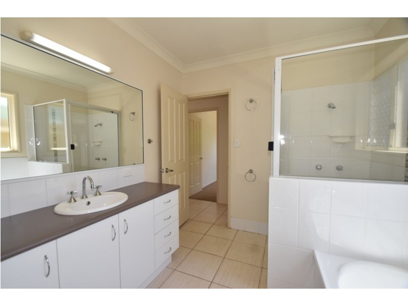2/180A Jellicoe Street, Newtown QLD 4350
