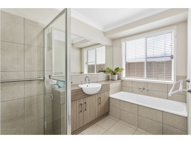 2/21 McMorrow Street, Kearneys Spring QLD 4350