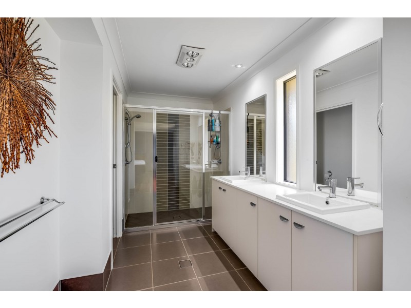 42 Wareena Crescent, Glenvale QLD 4350