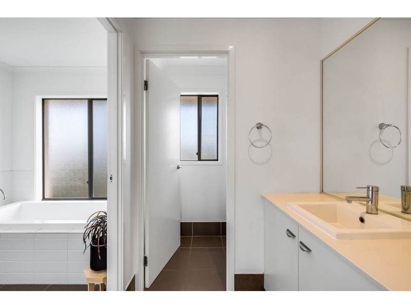 42 Wareena Crescent, Glenvale QLD 4350