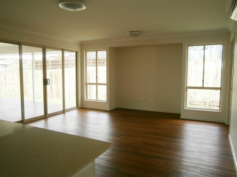 4 Reserve Rd, Cranley QLD 4350