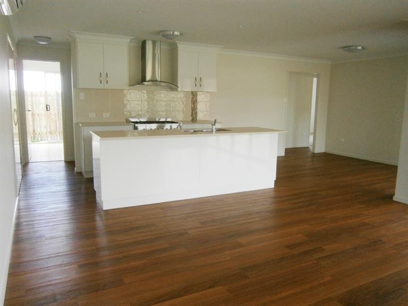 4 Reserve Rd, Cranley QLD 4350