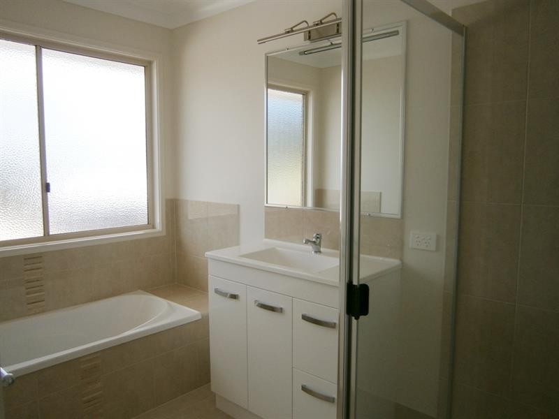 4 Reserve Rd, Cranley QLD 4350