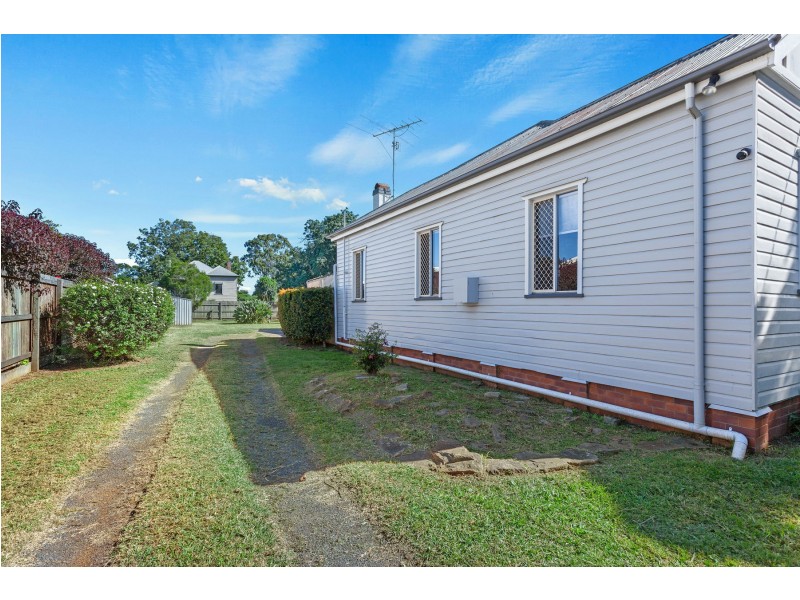 11 Bothwell Street, Newtown QLD 4350