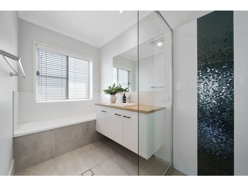 68 Calypso Crescent, Middle Ridge QLD 4350