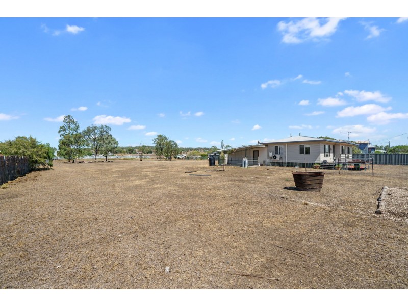 14 Earl Street, Jondaryan QLD 4403