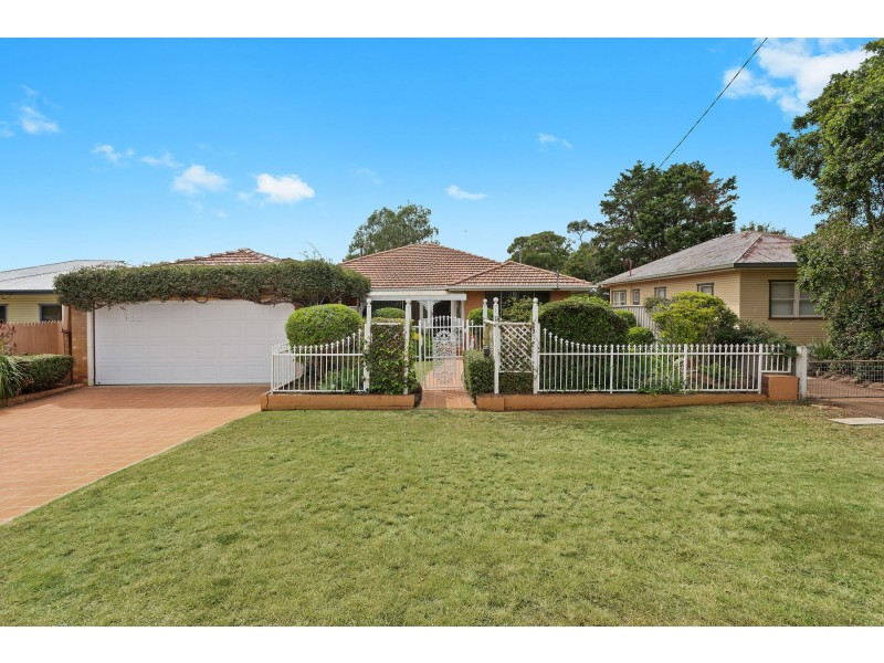12 Newmarket Street, Newtown QLD 4350