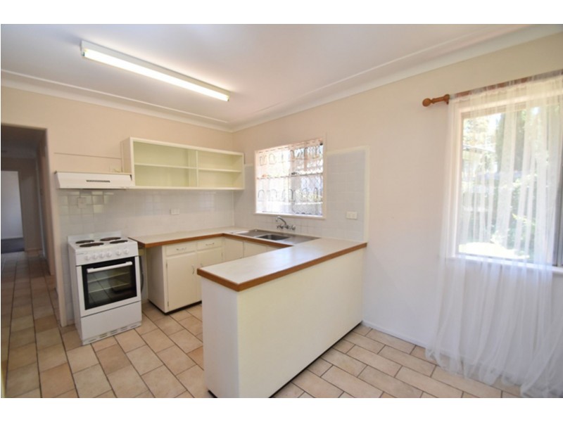 35 North Street, Mount Lofty QLD 4350