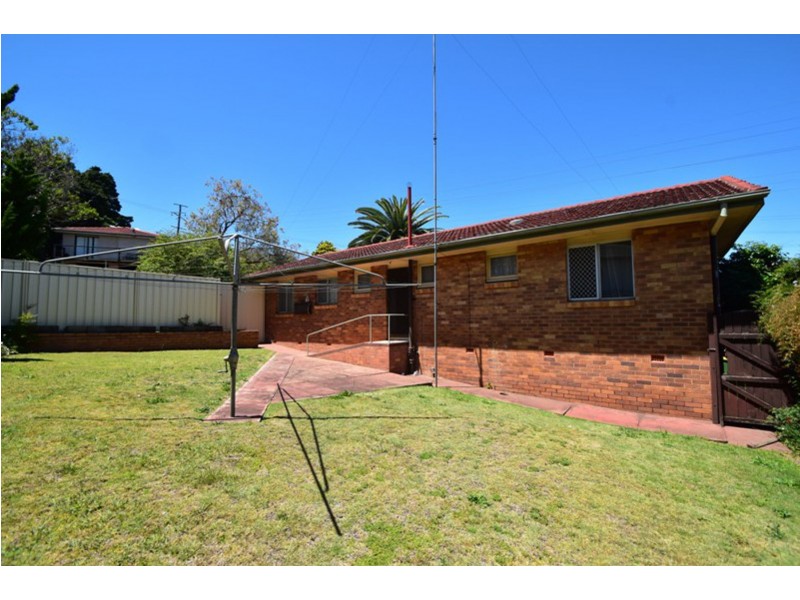 35 North Street, Mount Lofty QLD 4350