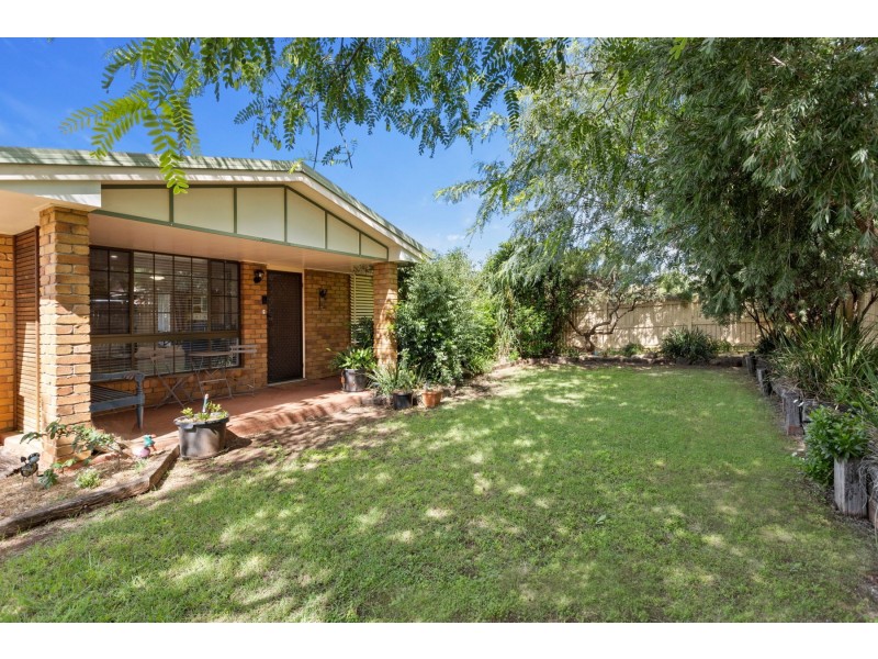 16 Robb Street, Oakey QLD 4401