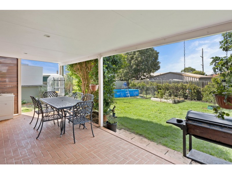 16 Robb Street, Oakey QLD 4401