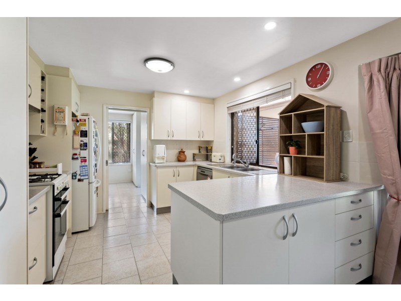 16 Robb Street, Oakey QLD 4401