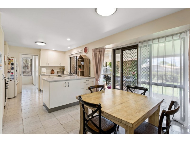 16 Robb Street, Oakey QLD 4401