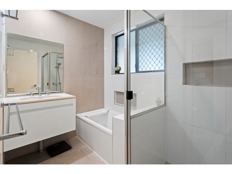 16 Robb Street, Oakey QLD 4401