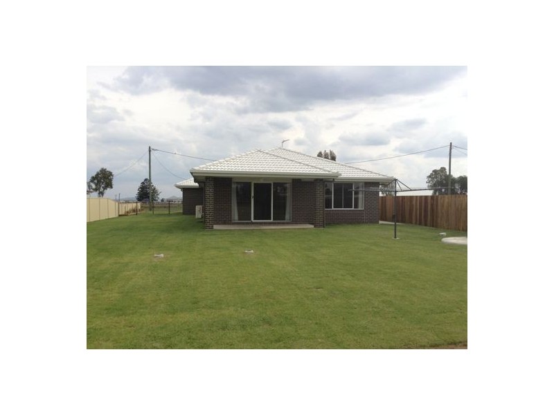 13 Railway Street, Wyreema QLD 4352