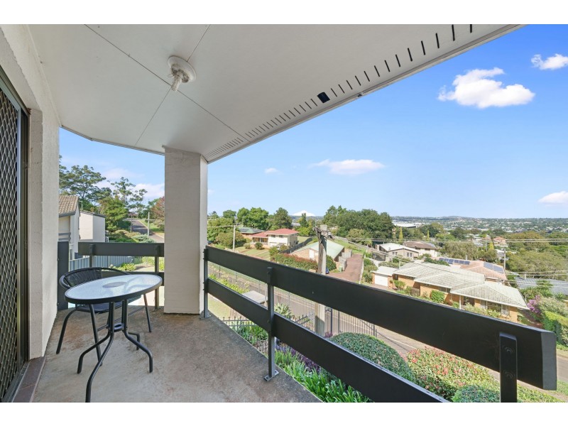 17/2 Benjamin Street, Mount Lofty QLD 4350