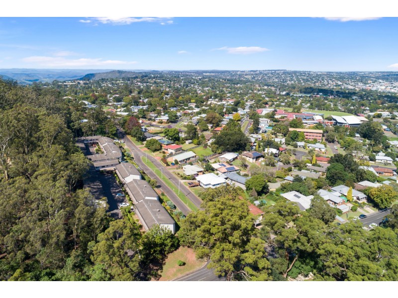 17/2 Benjamin Street, Mount Lofty QLD 4350