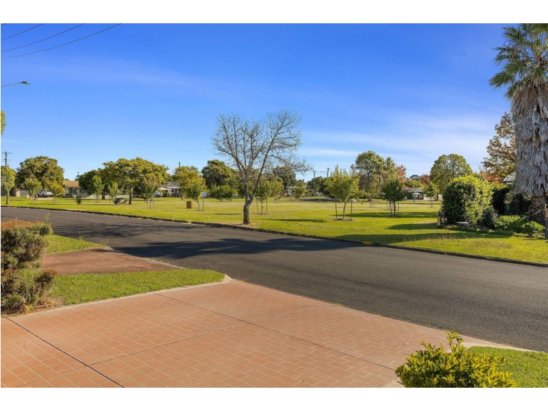 14 Kirklees Street, Newtown QLD 4350