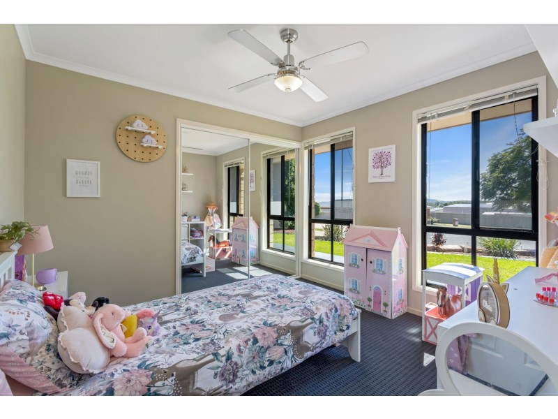 8 Shelley Court, Westbrook QLD 4350