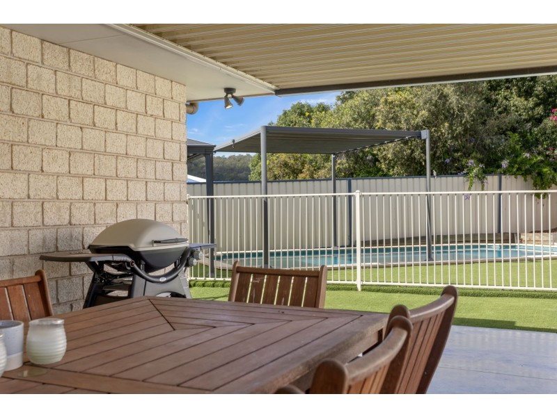 8 Shelley Court, Westbrook QLD 4350