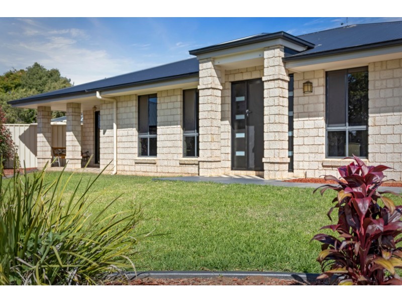 8 Shelley Court, Westbrook QLD 4350