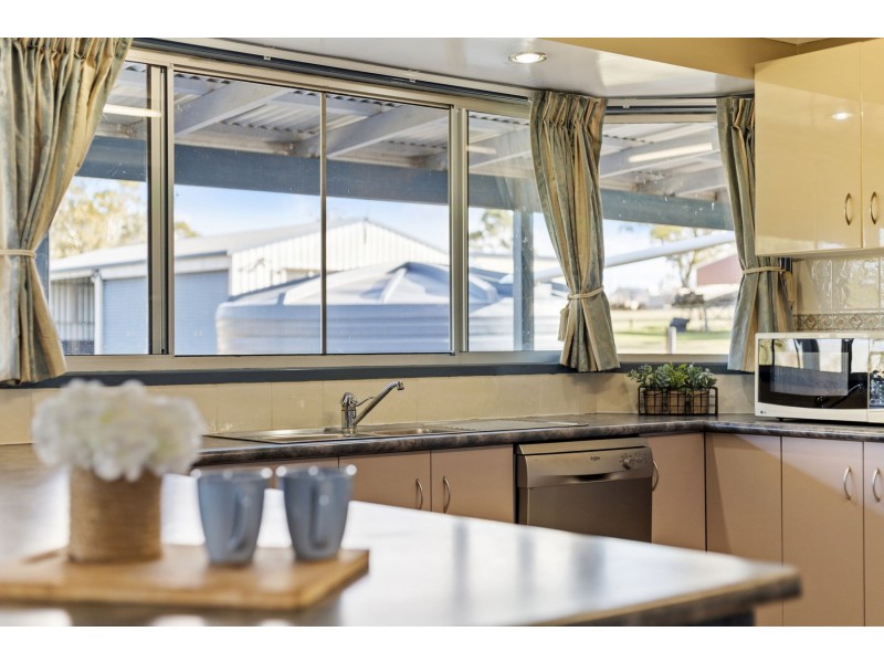 8 Lobwein Street, Meringandan West QLD 4352