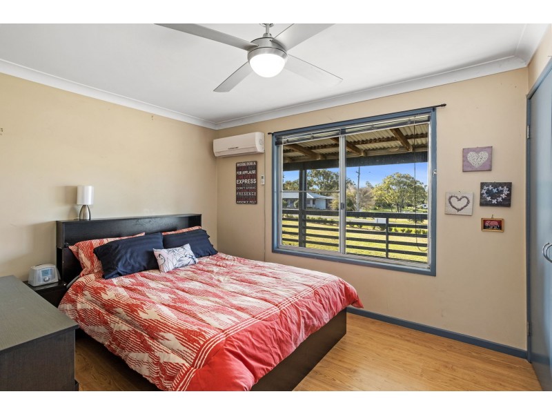 8 Lobwein Street, Meringandan West QLD 4352
