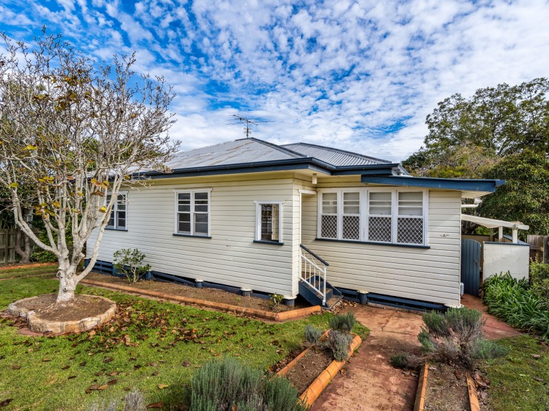 1 Sourris Street, Mount Lofty QLD 4350