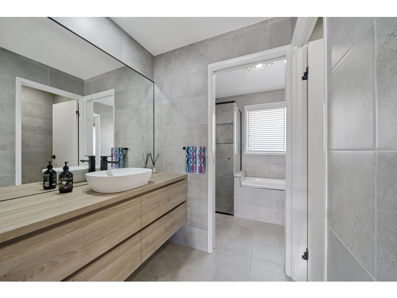 27 Crooke Street, Highfields QLD 4352