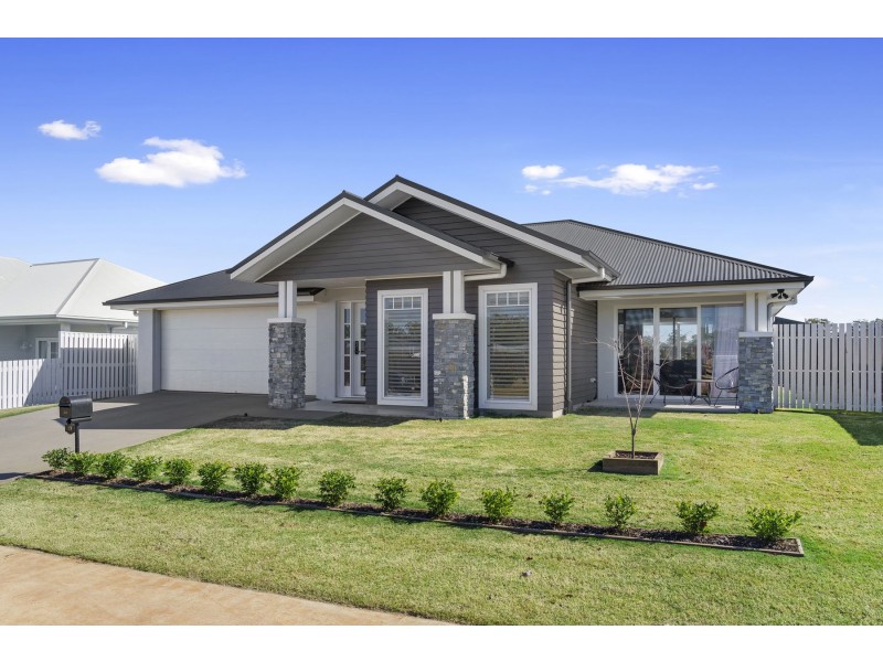 27 Crooke Street, Highfields QLD 4352