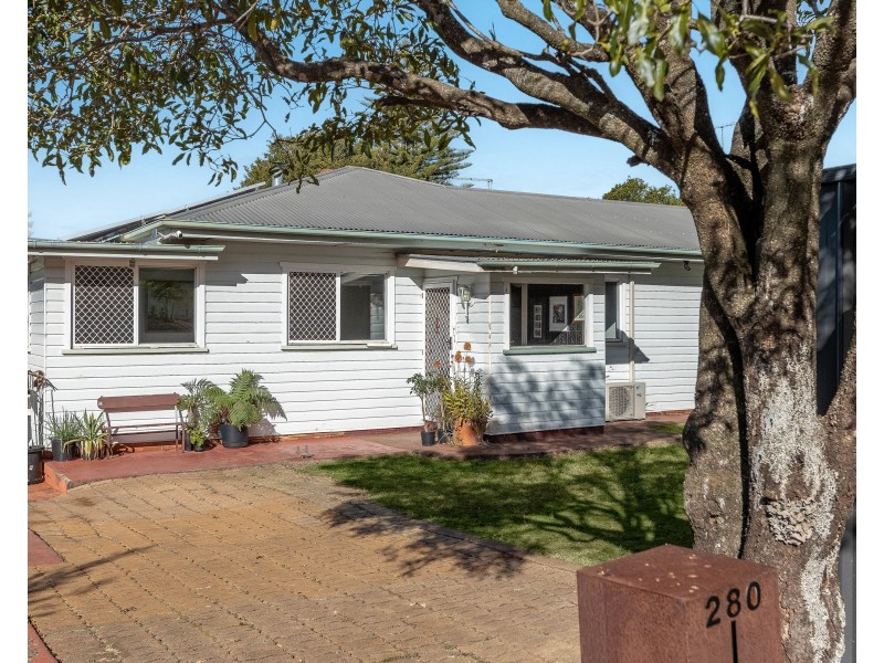 280 West Street, Kearneys Spring QLD 4350