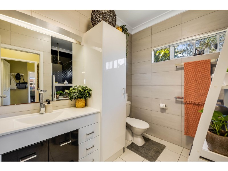 15 Bullock Street, Rockville QLD 4350