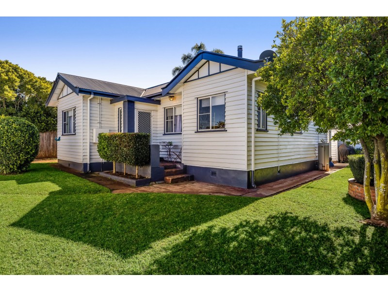 15 Bullock Street, Rockville QLD 4350