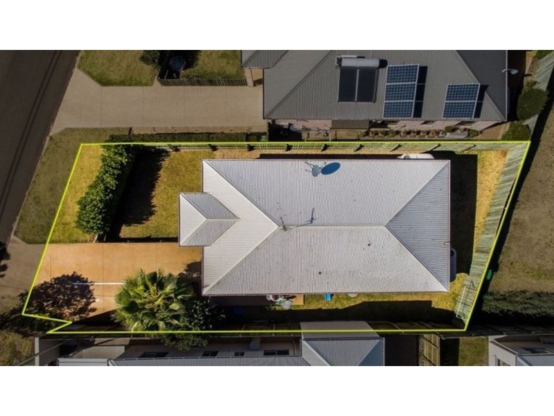 3/2 Swallow Court, Newtown QLD 4350