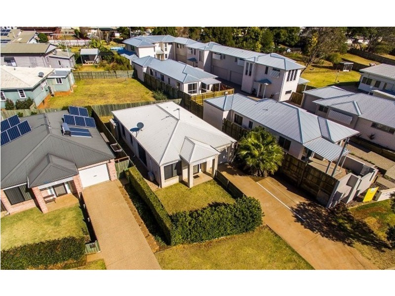 3/2 Swallow Court, Newtown QLD 4350