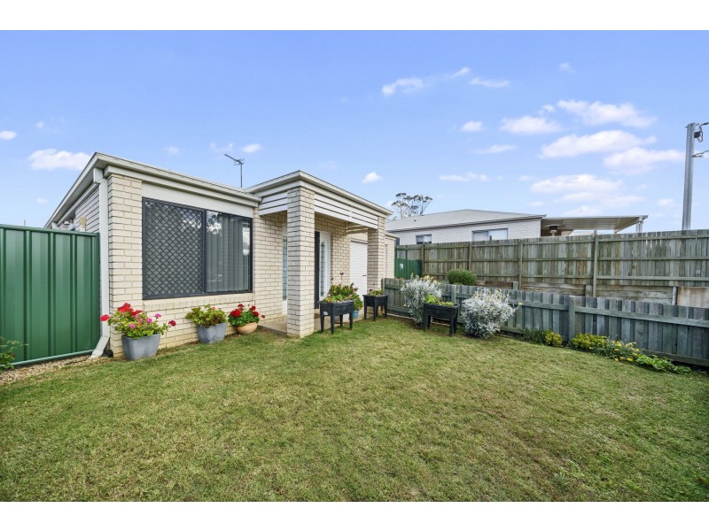 3/2 Swallow Court, Newtown QLD 4350