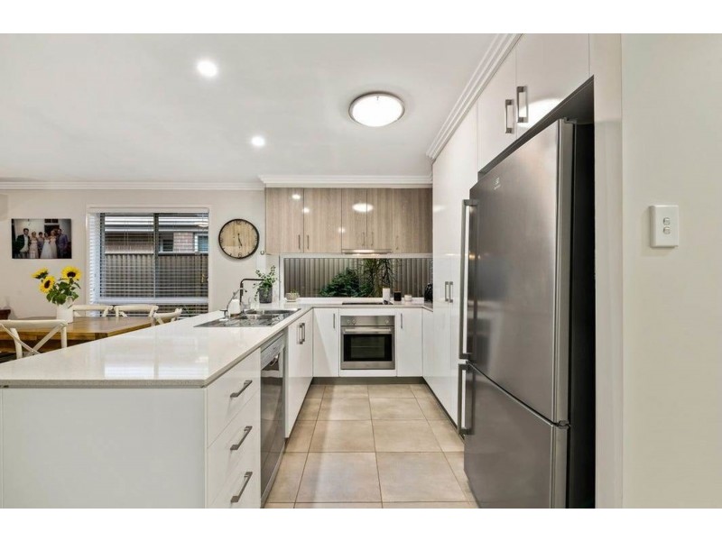 2/13 Henry Street, Mount Lofty QLD 4350