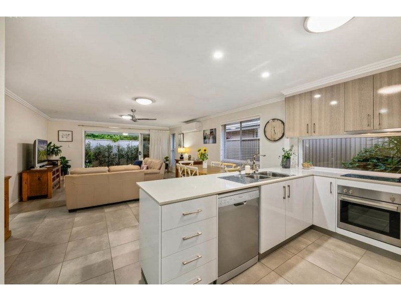 2/13 Henry Street, Mount Lofty QLD 4350