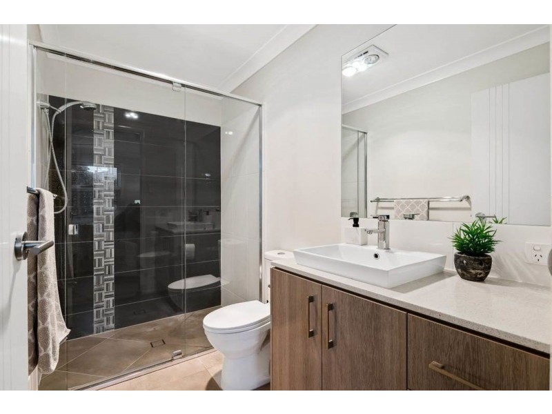 2/13 Henry Street, Mount Lofty QLD 4350