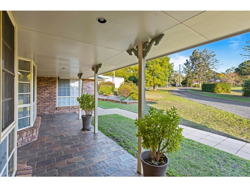 2 Selkirk Court, Highfields QLD 4352