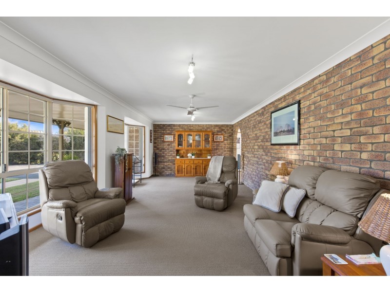 2 Selkirk Court, Highfields QLD 4352