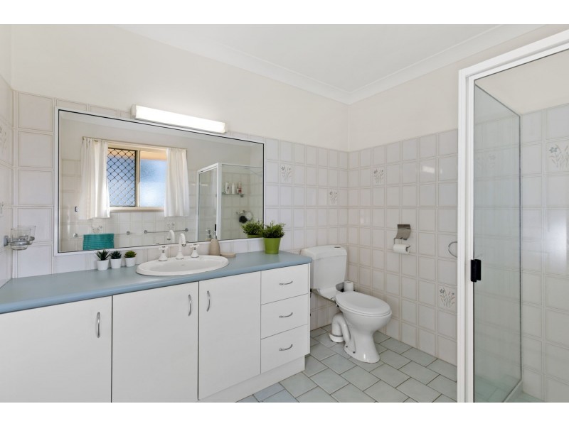 2 Selkirk Court, Highfields QLD 4352