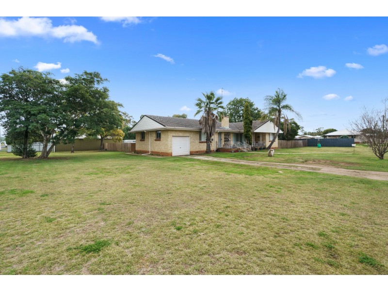 8 West Street, Oakey QLD 4401