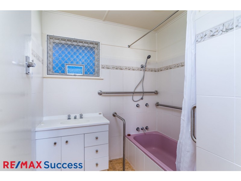 3 Clyde Street, Mount Lofty QLD 4350