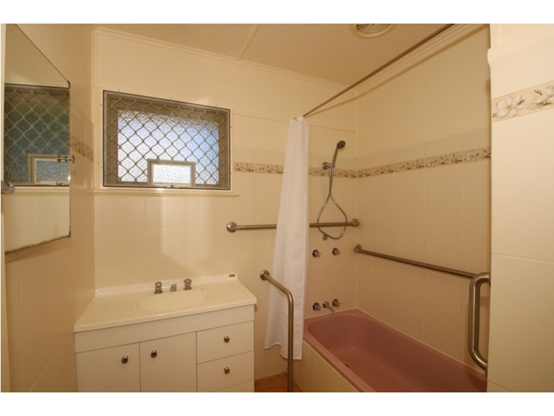 3 Clyde Street, Mount Lofty QLD 4350