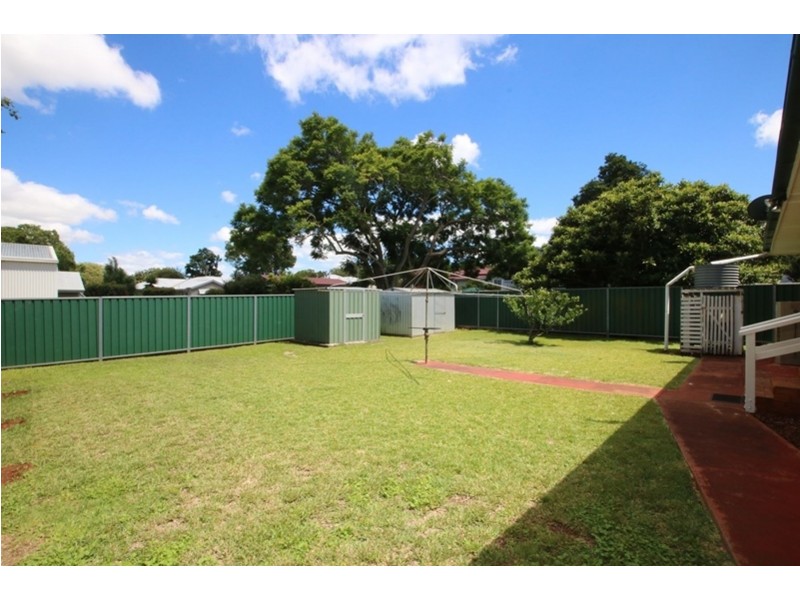 3 Clyde Street, Mount Lofty QLD 4350