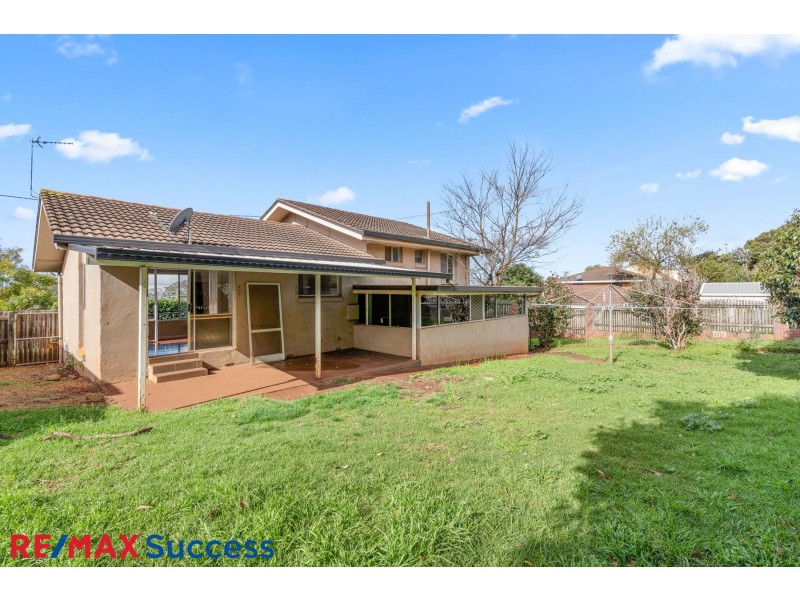 17 Martini Street, Mount Lofty QLD 4350