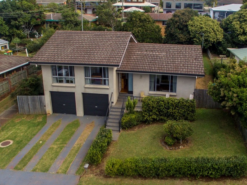 17 Martini Street, Mount Lofty QLD 4350