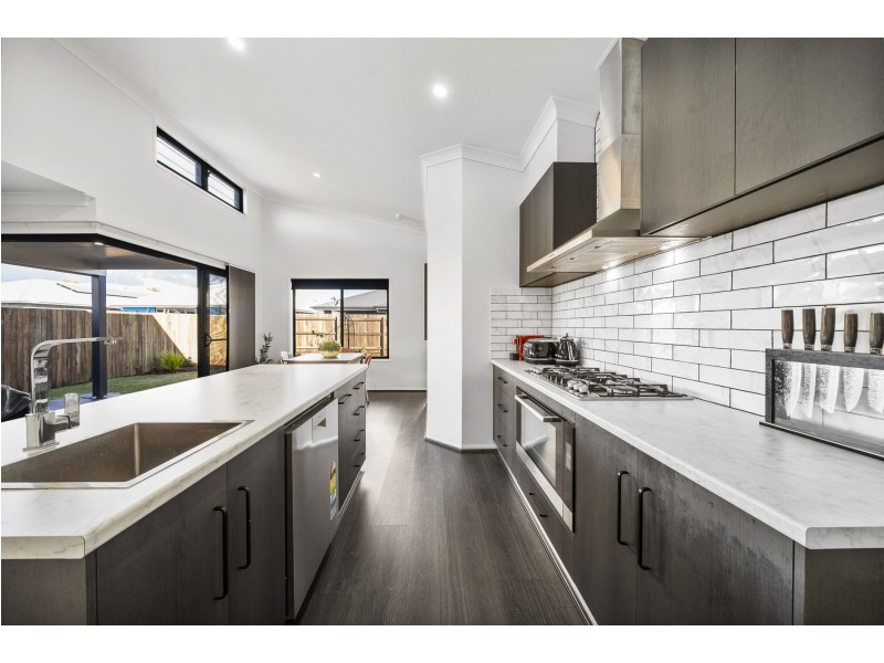 10 Madonna Circuit, Middle Ridge QLD 4350