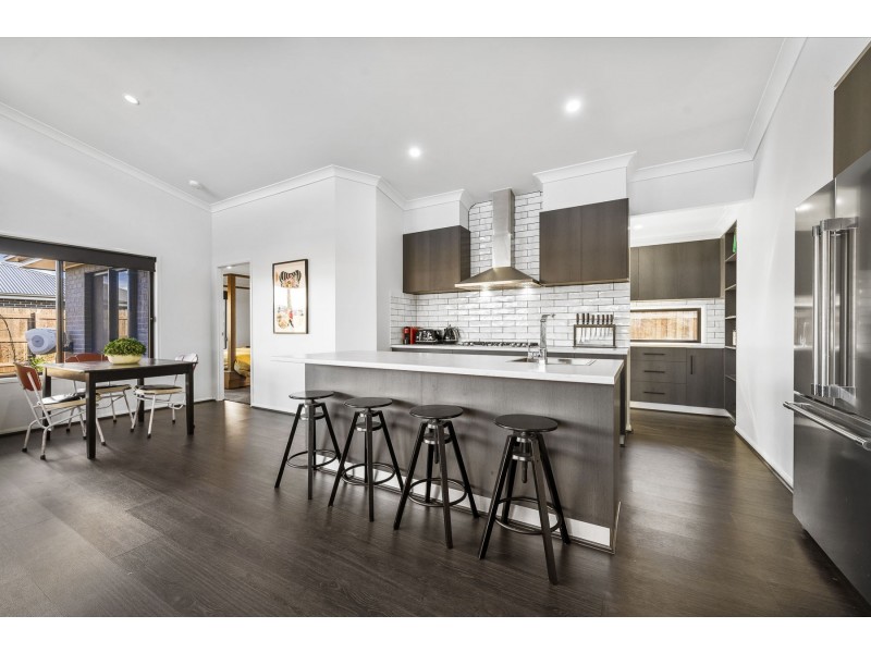 10 Madonna Circuit, Middle Ridge QLD 4350